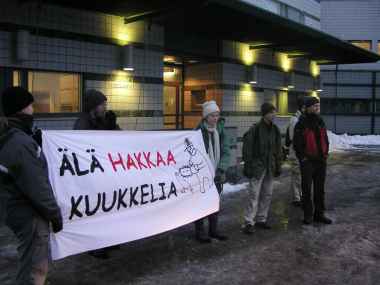 Luonto-Liiton metsäryhmän tukimielenosoitus kuukkeleiden puolesta Metsähallituksen pääkonttorilla Tikkurilassa 1.12.04