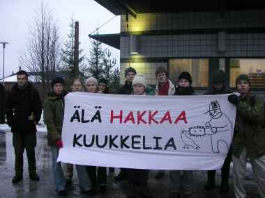 Luonto-Liiton metsäryhmän tukimielenosoitus kuukkeleiden puolesta Metsähallituksen pääkonttorilla Tikkurilassa 1.12.04